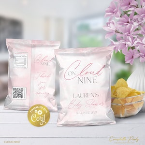 Op de afbeelding: Roze en witte chipzak met de tekst "On Cloud Nine" en "Lauren's Baby Shower" met de datum 17 augustus 2024. De zak heeft een roze aquarelontwerp.