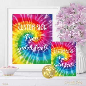 Może przedstawiać: Dwa drukowane znaki z wzorem tie-dye w kolorach tęczy. Tekst na znakach brzmi "Custom Sign Type your text".