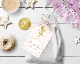 Puede incluir: Etiqueta de agradecimiento de bailarina rosa y dorada con el texto "Thank You Love, Amelia". La etiqueta está atada con un cordel a una bolsa de regalo blanca.