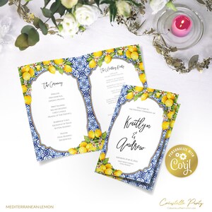 Könnte beinhalten: Ein Programm für eine Hochzeitszeremonie mit einem blauen und weißen Fliesenmuster und Zitronen. Das Programm enthält die Reihenfolge der Zeremonie und die Details der Hochzeitsgesellschaft. Der Text lautet "Die Zeremonie" und "Die Hochzeitsgesellschaft".