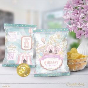 Könnte beinhalten: Zwei rosafarbene und blaue Chipstüten im Karnevals-Design mit goldenen Sternen. Die Tüte rechts hat ein goldenes Etikett mit der Aufschrift "The Greatest Party - Amelia's 1st Birthday".