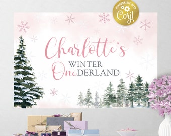 Puede incluir: Un cartel rectangular con fondo de acuarela rosa y blanco, copos de nieve, un gran pino a la izquierda y un bosque a la derecha. El texto dice Charlotte's Winter OneDERLAND en letras rosas y grises, combinando caligrafía y letra de imprenta.