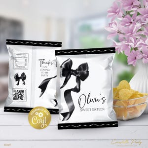 Peut inclure: Sacs de chips blancs avec des motifs de nœuds en ruban noir. Un sac indique « Merci d'être venu à ma fête ». Un autre sac dit « Sweet Sixteen d'Olivia ». Un bol de chips et des fleurs roses sont en arrière-plan.