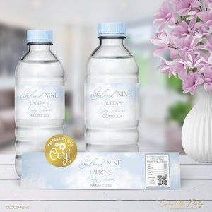 Może przedstawiać: Etykiety na butelki wody na baby shower, z akwarelowym wzorem w kolorze niebieskim i białym, z tekstem "On Cloud Nine" i "Baby Shower Lauren", z datą 17 sierpnia 2024. Etykiety są spersonalizowane tekstem "Coril".