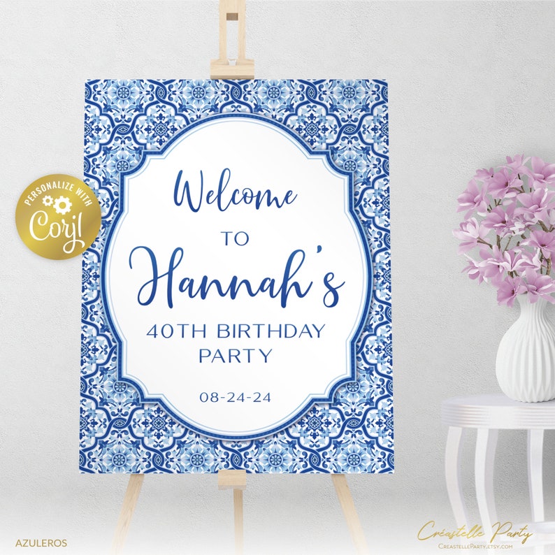 Op de afbeelding: Een welkomstbord voor een 40e verjaardagsfeest met een blauw en wit betegeld patroon. Het bord staat er: "Welkom bij Hannah's 40th Birthday Party 08-24-24".
