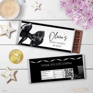 Op de afbeelding: Een chocoladereep met een zwart strikdesign en de tekst "Olivia's Sweet Sixteen 08-29-25". De verpakking bevat ook de tekst "Thank You For Coming" en een QR-code. De reep is gedeeltelijk uitgepakt.