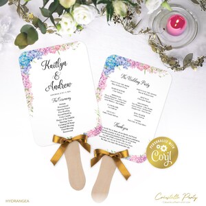 Könnte beinhalten: Zwei Hochzeitsfächer-Programme mit floralen Rändern in Blau, Rosa und Lila. Die Fächer haben goldene Schleifen als Griffe und enthalten die Namen "Kaitlyn & Andrew" und "The Wedding Party". Der Text "HYDRANGEA" befindet sich unten.