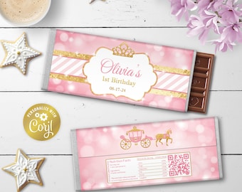 Könnte beinhalten: Rosa-goldene Schokoladentafel-Verpackung mit einem Prinzessinnen-Kutschen-Design. Die Verpackung lautet "Olivia's 1st Birthday 08-17-24".