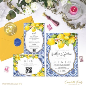 Könnte beinhalten: Eine Hochzeitseinladungssuite mit einem mediterranen Zitronen-Thema. Die Einladung zeigt eine Aquarell-Illustration von Zitronen, Blumen und blau-weißen gemusterten Fliesen. Der Text lautet "Kaitlyn & Andrew" und enthält das Datum und die Uhrzeit der Hochzeit. Die RSVP-Karte enthält einen QR-Code.