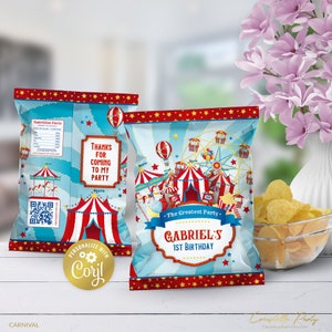 Könnte beinhalten: Ein blauer und roter Chip-Beutel mit Karnevals-Motiv. Der Beutel zeigt ein rot-weiß gestreiftes Zelt, ein Riesenrad und einen Heißluftballon. Der Text auf dem Beutel lautet "The Greatest Party" und "Gabriel's 1st Birthday".