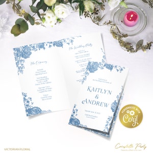 Könnte beinhalten: Blau-weißes florales Hochzeits-Programm mit dem Text "The Ceremony" und "The Wedding Party" auf der Vorderseite. Die Rückseite des Programms trägt den Text "Welcome to the Wedding Ceremony of Kaitlyn & Andrew" mit Datum und Ort.