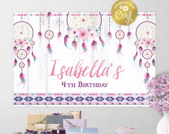 Op de afbeelding: Een witte achtergrond met een roze en turquoise tribal patroon aan de onderkant. De achtergrond heeft een grote roze tekst "Isabella's 4th Birthday" met drie droomvangers met roze en turquoise veren. De droomvangers hebben een bloemmotief met roze en witte bloemen.