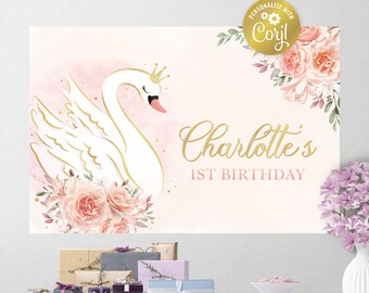 Puede incluir: Telón de fondo de primer cumpleaños rosa y dorado con un cisne blanco, flores y el texto "Charlotte's 1st Birthday".