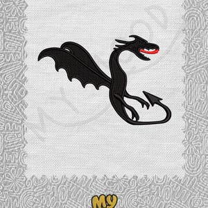 Può includere: Drago nero ricamato con bocca rossa su uno sfondo di tessuto bianco. Il drago è rivolto a destra e ha le ali spiegate. Lo sfondo è un tessuto bianco con una texture sottile. L'immagine include anche il testo "MY MOOD" in lettere dorate con un viso di cartone animato nero e rosa.