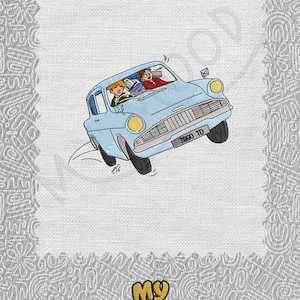 Puede incluir: Un coche azul con dos personas dentro conduciendo sobre un fondo blanco con un borde de patrón gris. El coche tiene una matrícula que dice "7890 TD". El coche es un Ford Anglia vintage. Debajo del coche hay un gráfico amarillo y negro que dice "MY MOOD".