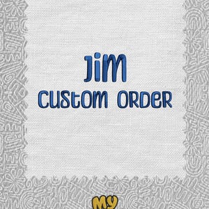 Op de afbeelding: Een aangepast bestelontwerp voor "Jim" in blauwe tekst op een witte achtergrond, omlijst door een grijze patroonrand. De woorden "CUSTOM ORDER" staan onder "Jim". Het logo "My Mood" staat onderaan.