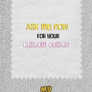 Op de afbeelding: Een getextureerde, gebroken witte achtergrond met een decoratief grijs patroon. De tekst "ASK ME NOW FOR YOUR CUSTOM DESIGN" wordt weergegeven in goud en roze. Onderaan staat een logo met de woorden "My Mood".