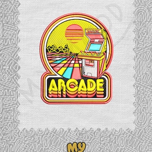 Könnte beinhalten: Ein gestickter Aufnäher in Gelb, Rosa und Blau mit einem Arcade-Spiel, einem Sonnenuntergang und dem Text "ARCADE" in einer Retro-Schrift. Der Text "WIZ" befindet sich an der Seite des Arcade-Spiels.