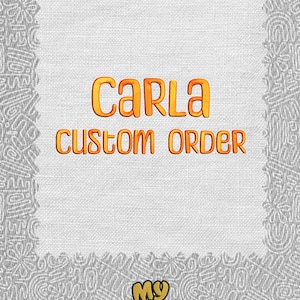 Puede incluir: Un diseño de pedido personalizado con el nombre "CARLA" en letras naranjas estilizadas, sobre las palabras "CUSTOM ORDER". El diseño está sobre un fondo blanco texturizado con un patrón gris decorativo. El logotipo "My Mood" está en la parte inferior.