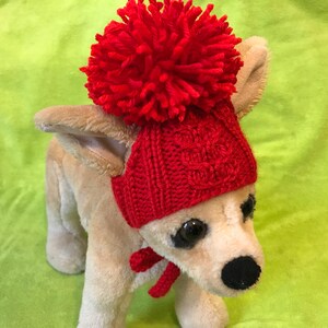 Cappello per cani di piccola taglia lavorato a mano con pompon: design esclusivo