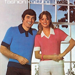 Könnte beinhalten: Vintage Strickmuster-Cover mit einem Mann und einer Frau in gestrickten Poloshirts. Das Hemd des Mannes ist blau mit marinefarbenem Kragen und Besatz. Das Hemd der Frau ist rosa mit weißem Kragen und Manschetten. Der Text "Lister Lee Target fashion knitting" wird angezeigt.