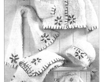 Könnte beinhalten: Schwarz-Weiß-Bild eines gestrickten Kinder-Sets, einschließlich Jacke, Schal und Mütze. Das Set ist weiß mit schwarzen Blumenakzenten und -besatz. Die Jacke hat einen Knopfverschluss. Der Text "SNOWFLAKE" und "Chunky" stehen oben.