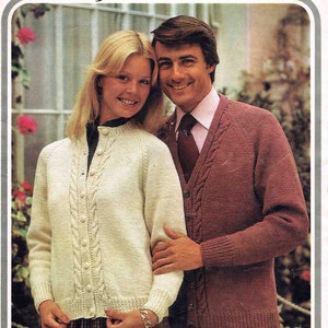 Cardigan com decote em V e redondo para senhora e homem Hayfield Gaylon/Brig Aran 1189 tamanho 86 a 112 cm (34 a 44 polegadas) Padrão de tricô vintage - PDF
