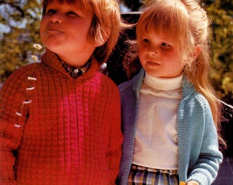 Könnte beinhalten: Vintage Sirdar Strickmuster-Cover mit zwei Kindern. Eines trägt einen roten Reißverschluss-Pullover, das andere eine blaue Strickjacke. Die Musternummer ist 4159, für Größen 56-61 cm. Das Sirdar-Logo befindet sich oben links.