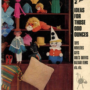 Puede incluir: Una portada de libro con una ilustración colorida de juguetes de punto y el texto "Emu Ideas para esas onzas impares Juguetes Novedades Regalos Conjuntos de muñecas Artículos de bazar etc. etc. 3/6 (17 1/2p)"