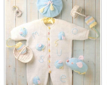 May include: A knitted baby outfit set in white, featuring a romper, hat, booties, and a toy mouse. The romper has blue and pink embroidered details and the word "mouse". The set is designed for babies 14-20 inches in length.