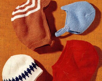 Könnte beinhalten: Ein Vintage-Strickmuster mit vier gestrickten Mützen in verschiedenen Farben. Die Mützen umfassen eine braun-weiß gestreifte Mütze, eine hellblaue Haube, eine weiße Mütze mit blauem Rautenmuster und eine rote Sturmhaube. Das Muster ist für Kinder im Alter von 2-7 Jahren.
