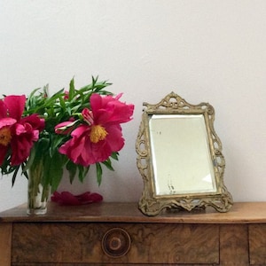 Antico VANITY MIRROR ~ Specchio ornato con cornice in metallo ~ Stile Shabby Chic ~ Petit Miroir ~ Specchio da toeletta