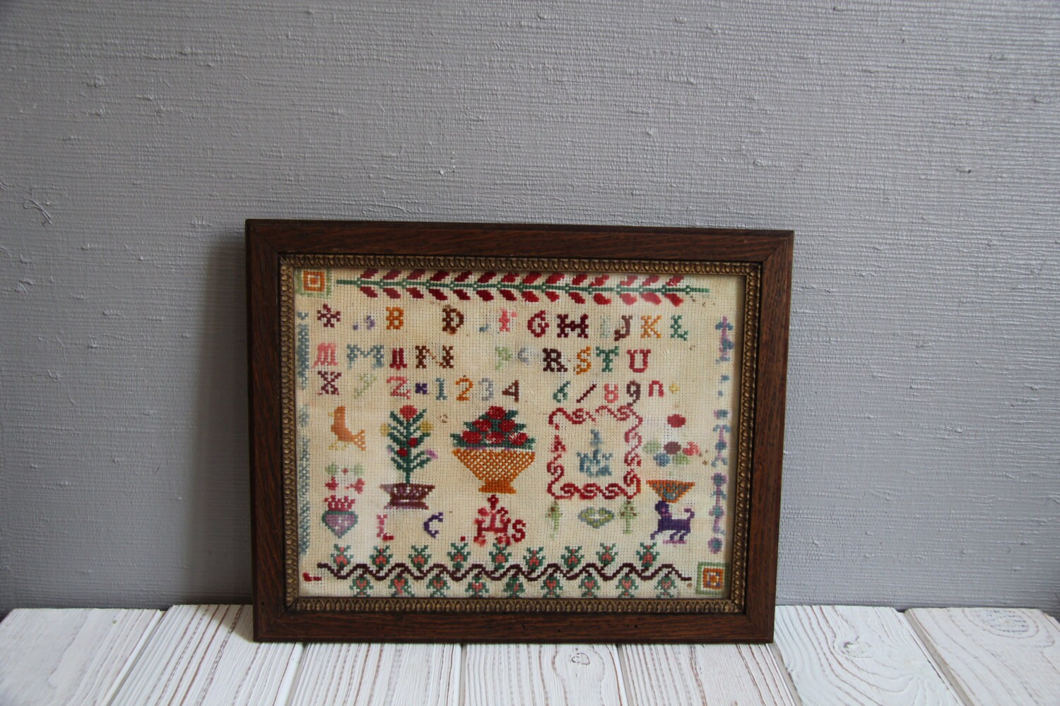 Vintage Français Alphabet Tapisserie ~ Encadrée en Bois Enfants Première Couture Décoration de La Cr