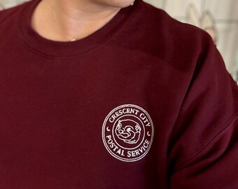 Crescent City Postal Service Crewneck geborduurd sweatshirt - SJM House of Flame en Shadow Book Merch