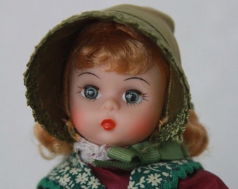 Denmark par Madame Alexander, International Doll Series 1977, Poupée Danemark 8 pouces, Robe Taffeta Violette avec Pinafore Imprimé Vert et Blanc
