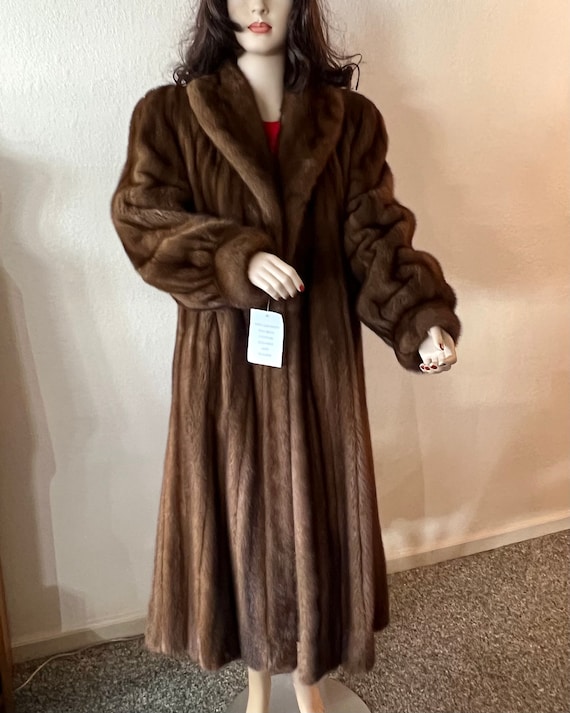 Vintage Louis Feraud Mink Coat: Hollywood Glamour, Size 12