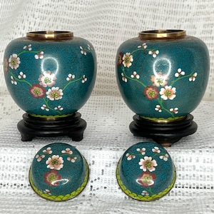 Antike chinesische emaillierte Ingwergläser, Cloisonné über Messing-Ingwergläser mit Deckeln und Holzständer, Set mit 2 passenden Ingwergläsern
