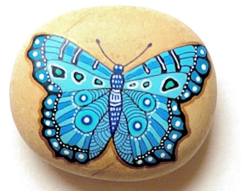 Piedra Mariposa - Pintada a mano Publicada en el libro "El arte de pintar con piedra" de F.Sehnaz BAC