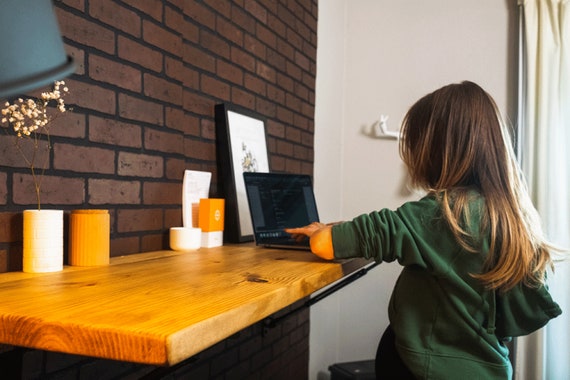Hanging online foldable table