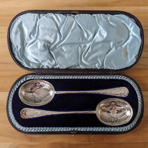 Rare Antique Walker Hall Silver Floral Etched Berry/Casserole Serving Spoons in Original Presentation Case