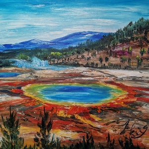 Puede incluir: Una pintura de un manantial de aguas termales colorido en el Parque Nacional de Yellowstone. El agua es de un azul vibrante, rodeada por un anillo de naranja, amarillo y verde. El fondo presenta una cordillera y un bosque.