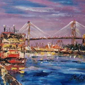 Puede incluir: Una pintura de un barco rojo atracado en un puerto con un puente en el fondo. El cielo es de un morado vibrante con nubes blancas. El agua es azul y refleja la luz del cielo y la ciudad.