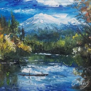 Puede incluir: Una pintura que representa una escena de lago de montaña con un pico de montaña nevado en el fondo. El lago está rodeado de árboles y el agua es de un color azul profundo. La pintura está realizada en un estilo suelto e impresionista.