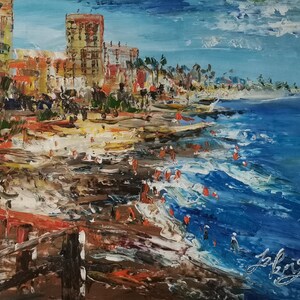 Puede incluir: Una pintura de una escena de playa con edificios en el fondo. La playa es arenosa con gente en el agua. El agua es azul y hay olas blancas. El cielo es azul con nubes blancas.