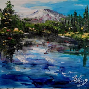 Puede incluir: Una pintura de un lago de montaña con una montaña cubierta de nieve en el fondo. El lago es de un azul profundo con pinceladas blancas y moradas. La montaña es de un gris claro con un toque de rosa. Los árboles son de un verde oscuro y se reflejan en el agua.