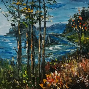 Op de afbeelding: Olieverfschilderij van een kustlandschap met een blauwe zee, rotsachtige kliffen en een bewolkte lucht. Op de voorgrond staan ​​verschillende bomen met groene en gele bladeren. Het kunstwerk maakt gebruik van dikke penseelstreken en een palet van blauw, groen en bruin.