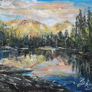 Puede incluir: Una pintura que representa una escena de lago de montaña con un reflejo de las montañas en el agua. El cielo es de color azul claro con nubes blancas. Las montañas son de color marrón claro con árboles verdes. El lago es de color azul oscuro con un reflejo azul claro.