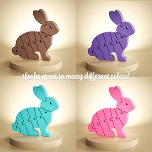 Puede incluir: Cuatro conejos de rompecabezas impresos en 3D en diferentes colores: marr&oacute;n, morado, azul y rosa. Cada conejo est&aacute; hecho de piezas que encajan y est&aacute; sentado sobre una base redonda.