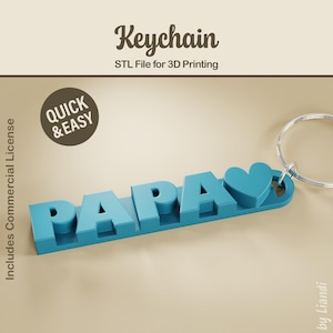 Op de afbeelding: Een talingkleurige 3D-geprinte sleutelhanger met het woord PAPA in blokletters gevolgd door een hartvorm. De sleutelhanger is bevestigd aan een zilveren metalen ring. De tekst Keychain, STL File for 3D Printing, QUICK & EASY en Includes Commercial License is zichtbaar.