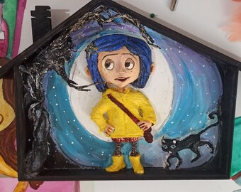 Coraline la muñeca con marco de madera para casa - decoración de pared - adorno de pared - escultura de papel maché - regalo hecho a mano